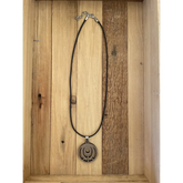 Amulett ‚Kreis der Kraft‘ – Handgemachte Nussbaum-Halskette